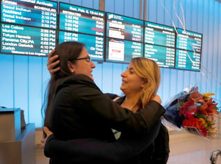 Arribo. Sahar Yarjani Muranovic (izq.), abraza a su hermana Sara Yarjani (der.), una estudiante iraní que pudo entrar a EU.