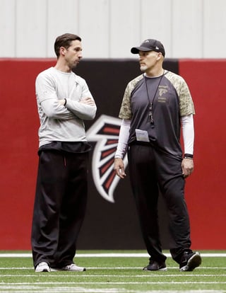Kyle Shanahan (i) como coordinador ofensivo de los Falcons de Atlanta junto al entrenador en jefe, Dan Quinn. (AP)