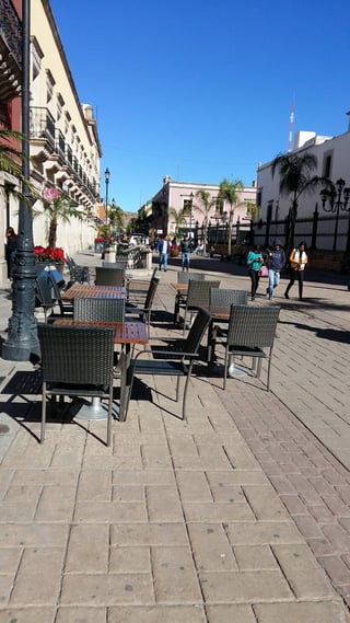 Mesas. El nuevo reglamento establece el tipo de mesas que pueden sacarse a la vía peatonal en la calle Constitución.