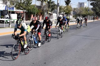 Sobre el asfalto del bulevar Miguel Alemán de Ciudad Lerdo, todos los competidores buscaron las primeras posiciones. (Foto Jesús Galindo)