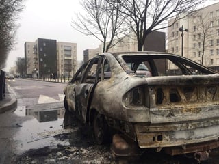 Varios autos fueron incendiados y ardieron durante la noche, mientras los bomberos trataban de limitar los daños. (AP)
