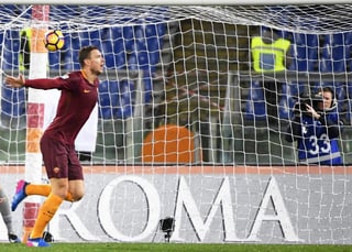 Edin Dzeko celebra uno de los dos goles que anotó en la paliza que le dio la Roma a la Fiorentina. (EFE)