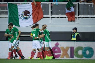 Alan Pulido metió el primer gol de México al minuto 20 con un remate que no pudo contener el guardameta islandés, Shram. (TWITTER)