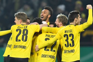 Borussia Dortmund sufrió para conseguir su pase a los cuartos de final de la Copa tras vencer en penales al Hertha Berlin. (AP)