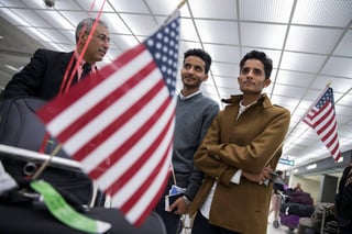 Viajan.  Inmigrantes afectados por el veto se apresuran a viajar a EU aprovechando la suspensión. 