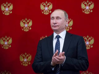 Putin dijo que Rusia da la bienvenida a las declaraciones de Trump sobre la necesidad de restablecer los lazos entre Estados Unidos y Rusia. (AP)