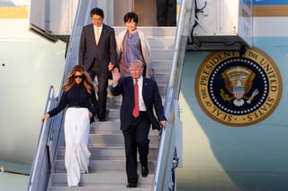 Caro. Acompañado del primer ministro japonés, Shinzo Abe, Donald Trump llegó a Palm Beach, una pequeña ciudad que empieza a inquietarse por los gastos que acarrean las visitas presidenciales. (EFE)