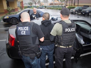 Operativos. Autoridades migratorias en California y otros estados aseguran que las acciones de sus agentes son rutinarias. (AP)