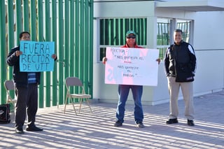 Manifestación. La protesta inició minutos después de las seis de la mañana en la Universidad Tecnológica de Torreón (UTT). (Fernando Compeán)