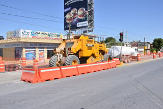 Avanzan. Tras dos meses y medio de que inició la construcción de los carriles laterales del Metrobús en bulevar Torreón Matamoros comienza el trabajo con maquinaria especializada en concretos. (Fernando Compeán)