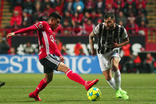 Joe Corona (i), del Tijuana, y Luis Gallegos, del Necaxa, durante el juego de la jornada 6 del Torneo Clausura 2017. (Jam Media)