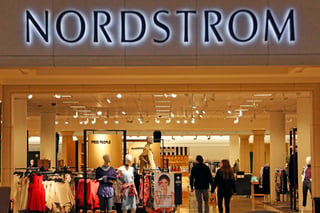 Nordstrom anunció esta semana que va a dejar de vender la línea de ropa de la hija de Donald Trump, lo que llevó al presidente de EU a criticar a la empresa por, a su juicio, tratar 'injustamente' a Ivanka. (ARCHIVO)