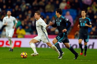 Real Madrid venció 3-1 al Osasuna y llegó a 49 puntos, para recuperar la cima de la Liga de España con dos partidos pendientes. (AP)