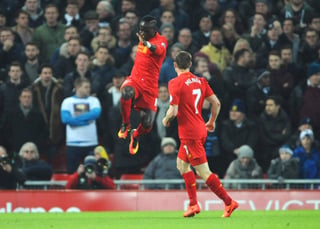 Liverpool venció 2-0 al Tottenham y se colocó en el cuarto lugar de la Premier. (AP)