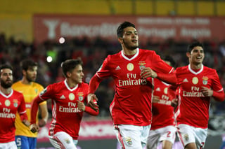 Raúl Jiménez y Benfica se enfrentarán el martes al Borussia Dortmund en el partido de ida de los octavos de final de la Champions League. (Archivo)