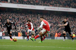 Alexis Sánchez anotó los dos goles en el triunfo del Arsenal sobre el Hull. (AP)