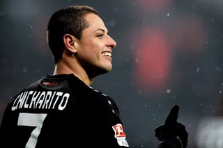 Javier Hernández anotó dos goles en la victoria del Bayer 3-0 sobre Eintracht Frankfurt. (EFE)