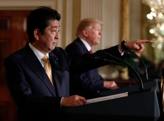 Trump aseguró en un comparecencia conjunta que están 'cien por cien tras nuestro aliado' japonés, después de que Corea del Norte lanzara un misil balístico. (ARCHIVO)