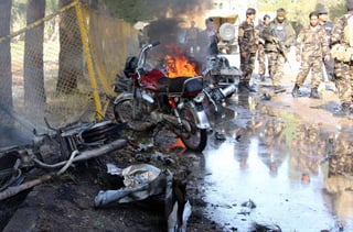 Objetivo.  El atacante detonó el automóvil lleno de explosivos junto al vehículo del ejército afgano.
