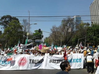 Los manifestantes se alistaron para comenzar la marcha portando pancartas contra el presidente de Estados Unidos. (TWITTER) 