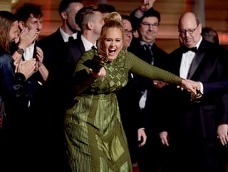 Adele se llevó los tres premios principales: Grabación del Año, Canción del Año y Álbum del Año. (AP)