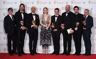 Galardones. La actriz Emma Stone y el director Damien Chazelle posaron con los premios que se llevó el filme La la land en la ceremonia. (EFE)