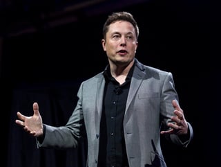 En la inauguración del año pasado, Elon Musk dijo: 'Hay 53 mil muertes por año en los Estados Unidos por las emisiones de automóviles'. (ARCHIVO)