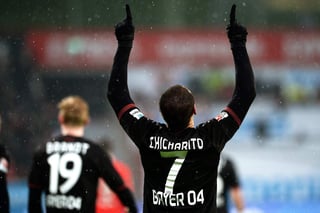 Javier 'Chicharito' Hernández anotó dos goles en la victoria del Bayer Leverkusen sobre Eintracht Frankfurt. (EFE)