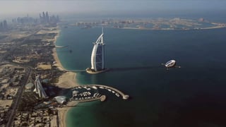 La llegada del EHang 184 de fabricación china -- que ya tuvo su debut en Dubái sobre el icónico hotel rascacielos Burj al-Arab. (ESPECIAL)