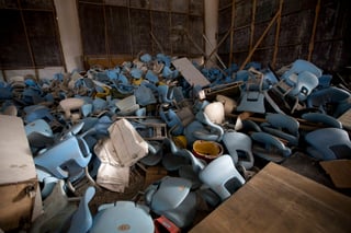 Butacas del estadio Maracaná lucen arrumbadas y casi destruidas.  (Fotografías de AP)