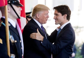 Encuentro. Donald Trump (cen.) y Justin Trudeau mantuvieron su primera reunión bilateral desde que el magnate asumió la Presidencia de Estados Unidos el pasado 20 de enero.