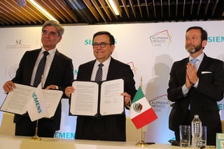 Acuerdos. Ildefonso Guajardo, acompañado por Joe Kaeser, Ceo de Siemens y el embajador de Alemania en México, Viktor Elbling. 