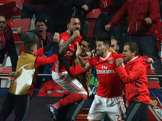 El griego Kostas Mitroglou (c) y los jugadores del Benfica celebran el único tanto del encuentro. (EFE)