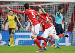 El control del Bayern parecía completo cuando de pronto el Arsenal empezó a dar señales de vida, buscando ante todo la velocidad de Alexis Sánchez aprovechando que el Bayern jugaba con las líneas bastante adelantadas.
