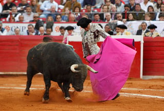 La máxima figura del toreo mundial Enrique Ponce, pisará por vez primera el ruedo de la acogedora plaza de toros Alberto Balderas de Ciudad Lerdo. (ARCHIVO)