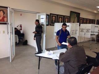 El colegio electoral, se instaló alrededor de las 7:40 de la mañana y el proceso de votación para elegir a quien será el nuevo director, arrancó a las 8:20 horas. (EL SIGLO DE TORREÓN) 