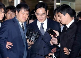 Las acciones de Samsung Electronics, uno de los valores de más peso en la Bolsa de Seúl, llegaron a caer hoy cerca de un 1,4 por ciento a media sesión tras conocerse la detención de Lee. (EFE)