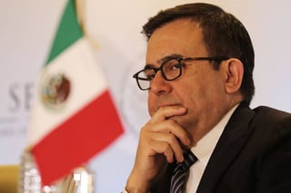 Posición. El secretario de Economía señala que México firmó un acuerdo trilateral. 