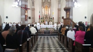 Se celebró la sagrada Eucaristía, encabezada por el segundo obispo de Gómez Palacio, José Fortunato Álvarez Valdés, acompañado de todos los sacerdotes y miembros de la diócesis. (EL SIGLO DE TORREÓN)