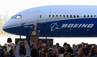 'Este avión se fabricó aquí mismo. Nuestro objetivo como nación debe ser depender menos de las importaciones y más de los productos hechos aquí, en Estados Unidos', subrayó Trump. (AP)