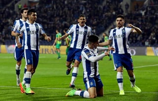 El Porto llegó a 53 puntos y se colocó como líder provisional de la Primeira Liga, Benfica, segundo lugar de la clasificación tiene 51 unidades y un juego pendiente. (EFE)