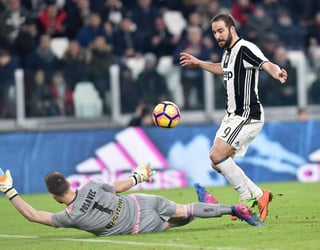 Con el triunfo, Juventus llegó a 63 puntos y se puso a 10 de la Roma, segundo lugar de la Serie A. (EFE)