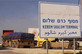El paso de mercancías de Kerem Shalom, entre Israel y la Franja, se abrió para dejar paso al combustible que se espera hoy en Gaza. (ESPECIAL)