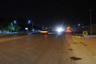 Sin alumbrado. La antigua carretera a San Pedro es una vía de riesgo debido a la falta de luz. (EL SIGLO DE TORREÓN) 