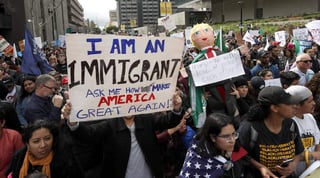 La manifestación en Los Ángeles, que se realizó días después de una concentración en el centro de la ciudad, reunió a inmigrantes de diversas nacionalidades y edades. (EFE)