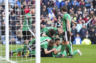 Los jugadores del Lincoln City celebran luego de anotar el gol del triunfo sobre el Burnley. (AP)