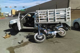 El motociclista y acompañante fueron hospitalizados.