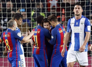 Anotó Messi el 2-1 desde el punto de penalti en el minuto 90, un triunfo que no puede esconder el desastroso partido del Barça, que estuvo a un paso de tirar la Liga por la borda. (EFE)