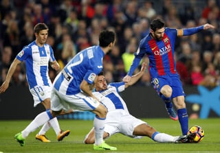 El delantero argentino del FC Barcelona Lionel Messi (d) se va de los centrocampistas brasileños del Leganés Gabriel Pires (2d) y Érik Morán. (EFE)