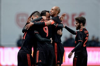 Los jugadores del Benfica celebran el único tanto del partido, anotado por el griego Konstantinos Mitroglou. El Benfica logra agónico triunfo